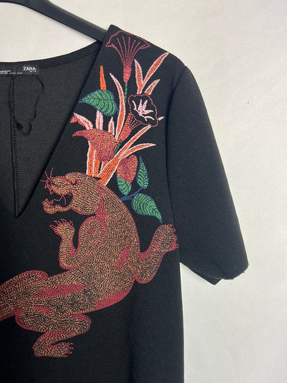 ZARA. Vestido negro estampado. TM