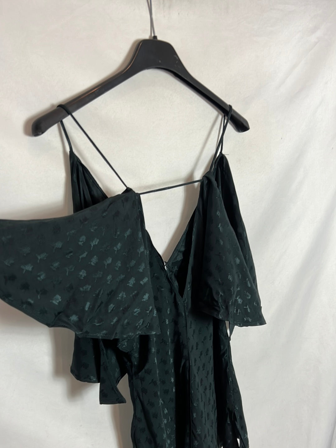 ZARA. Asymmetrical green satin top. TS