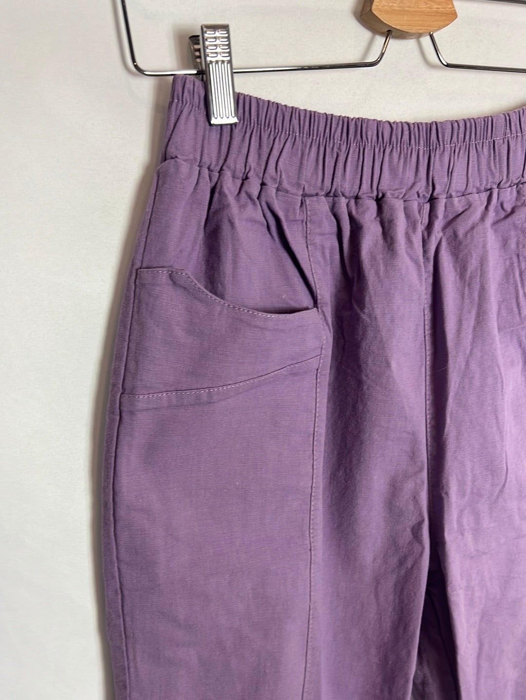 PREEYA CLOSET. Pantalón morado cropped. T S