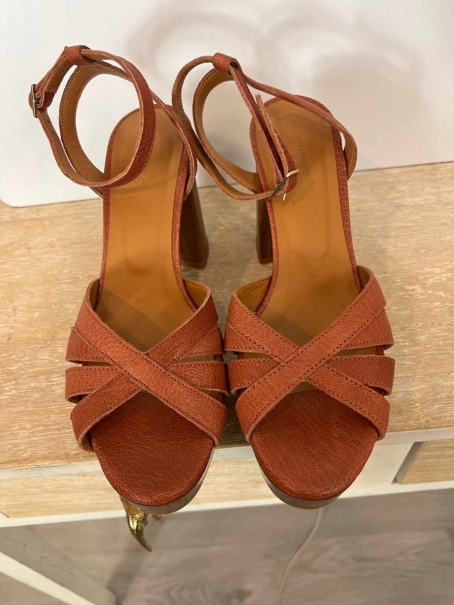 INTROPIA. Tile leather sandal size 38