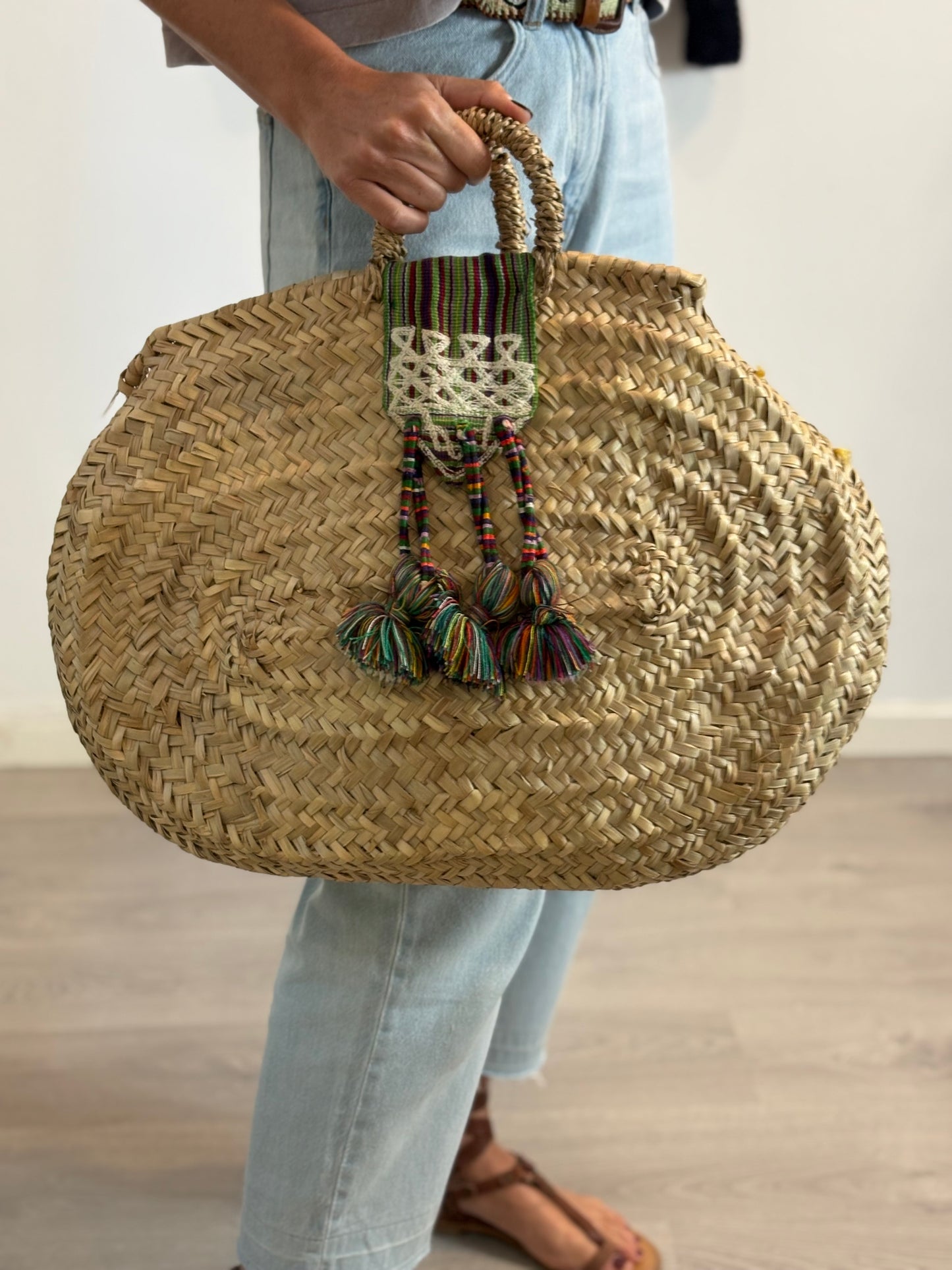Capazo rafia detalles étnicos hecho a mano