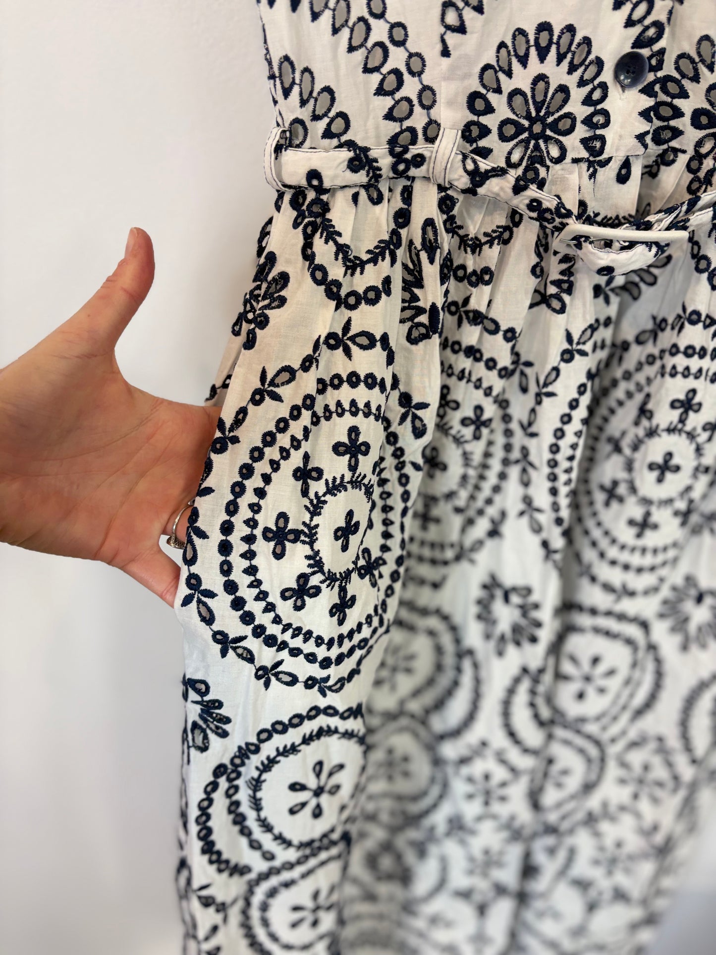 ZARA. Vestido midi blanco bordados