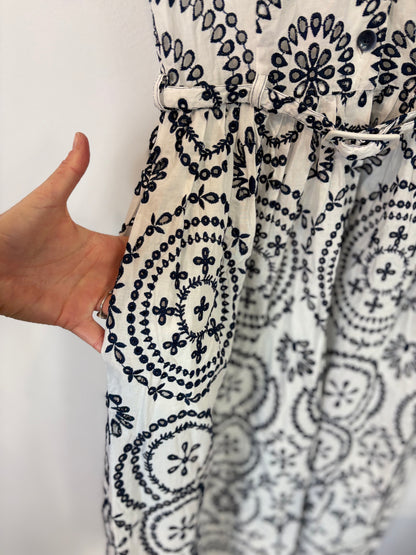 ZARA. Vestido midi blanco bordados