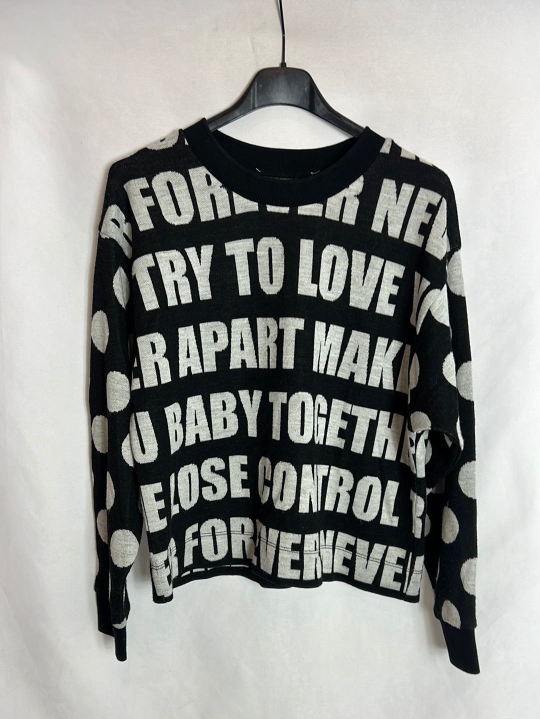 SANDRO. Jersey negro letras. T S