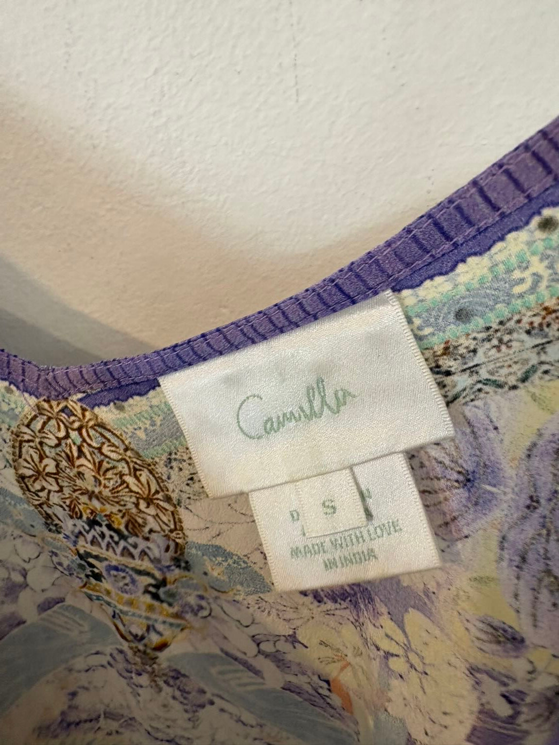 CAMILLA. Top seda estampado y pedrería