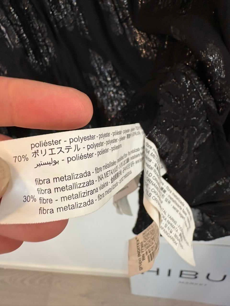 ZARA. Blusa negra vaporosa bordados