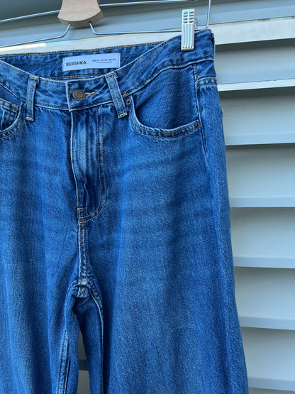BERSHKA. Pantalón denim ancho
