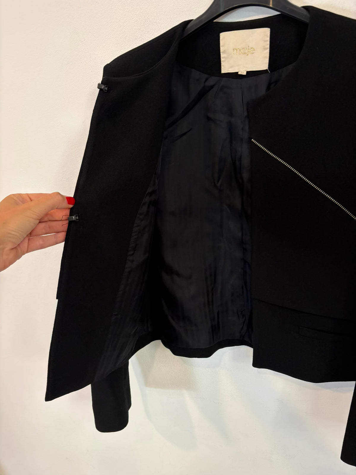 MAJE. Chaqueta negra detalle cremallera