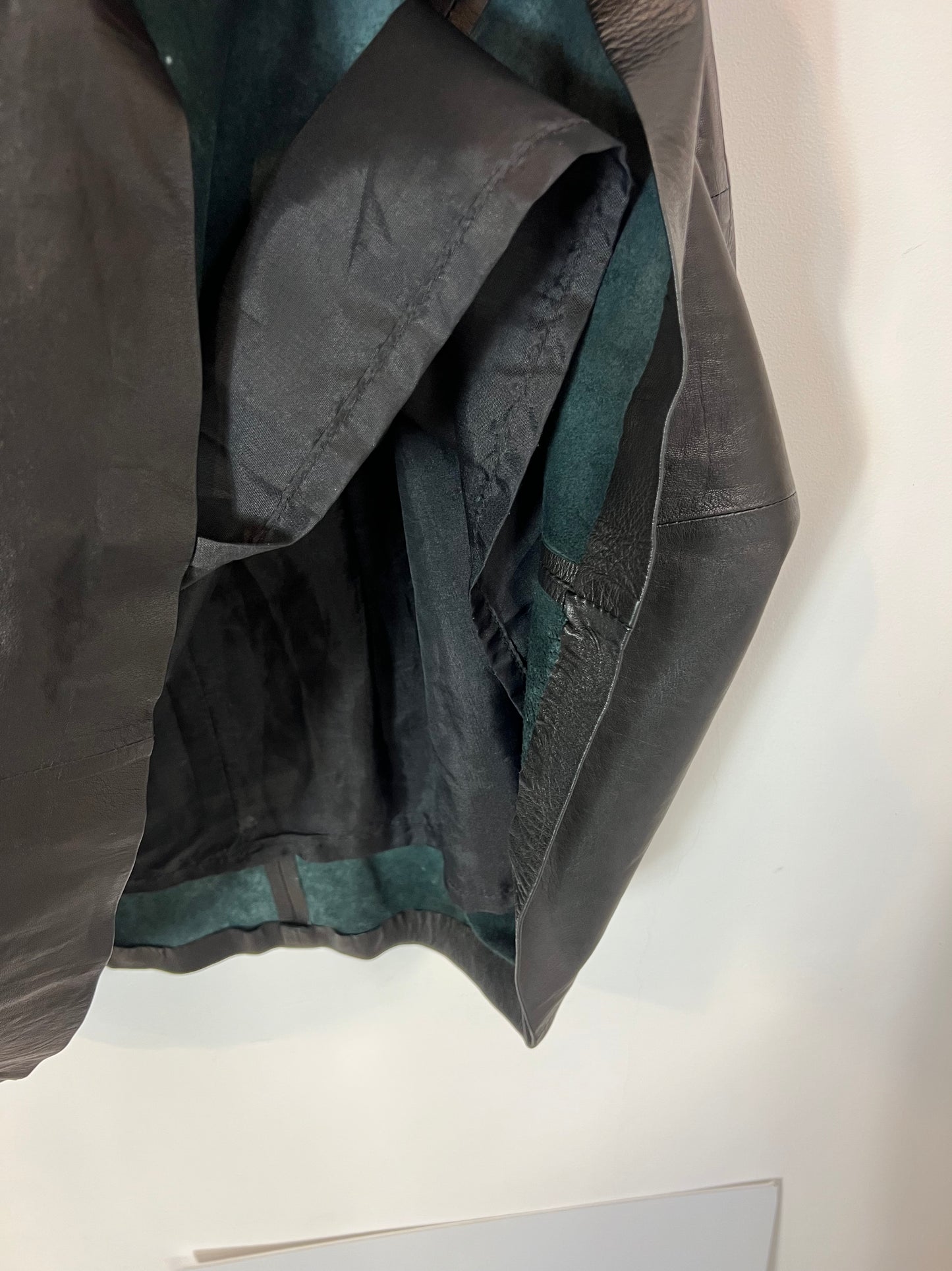 OTRAS. Falda midi piel. T M