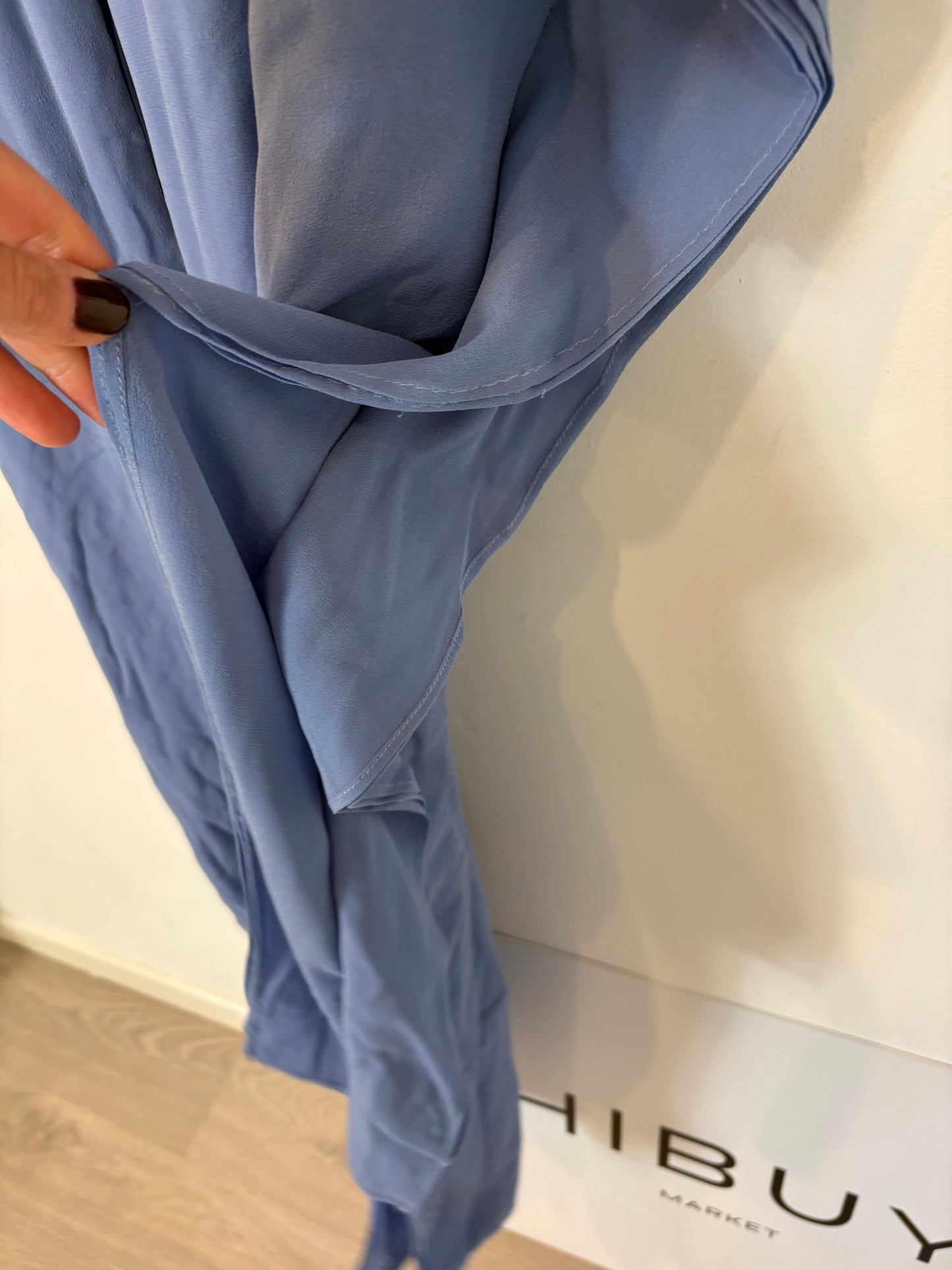 OTRAS. Vestido largo azul detalle pedrería hombros. T S