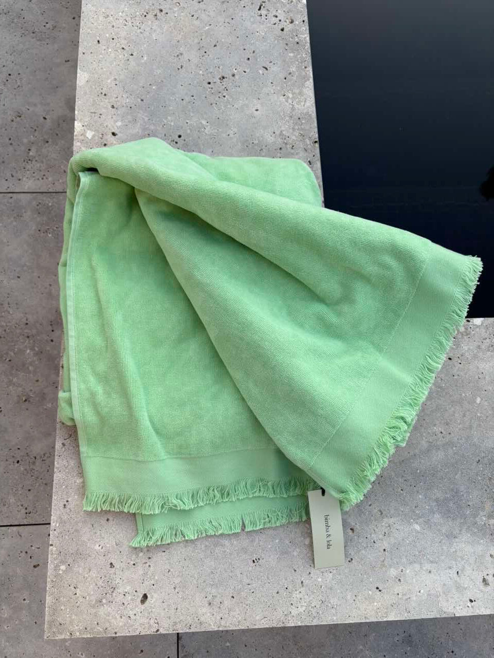 BIMBA Y LOLA. Toalla de playa verde lima logo
