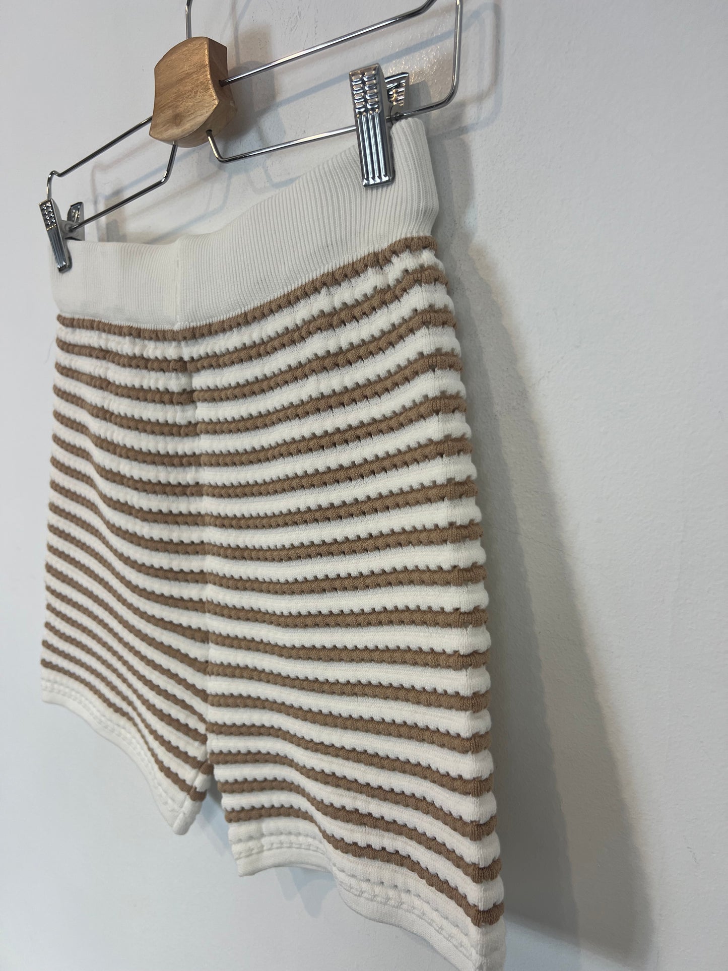 OTRAS. Conjunto  beige y blanco perforado. T S