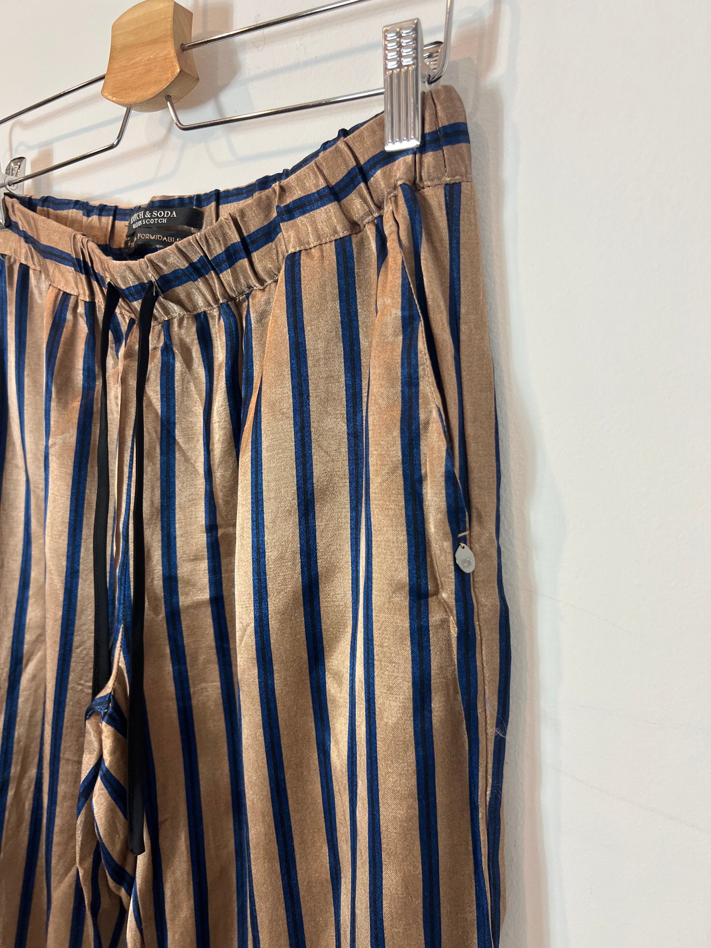 SCOTCH&amp;SODA .Pabtalon satin stripes. TM