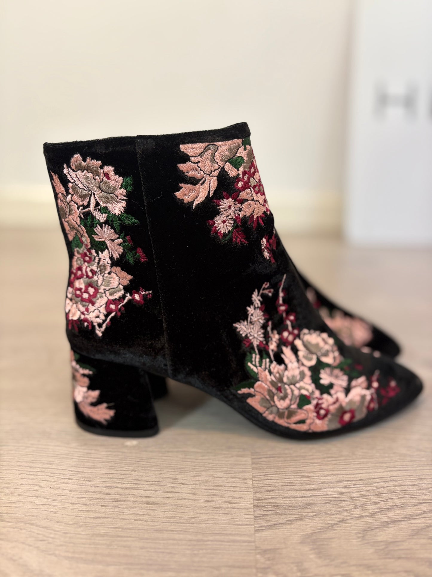 UTERQÜE. Botines negros bordados. T 40