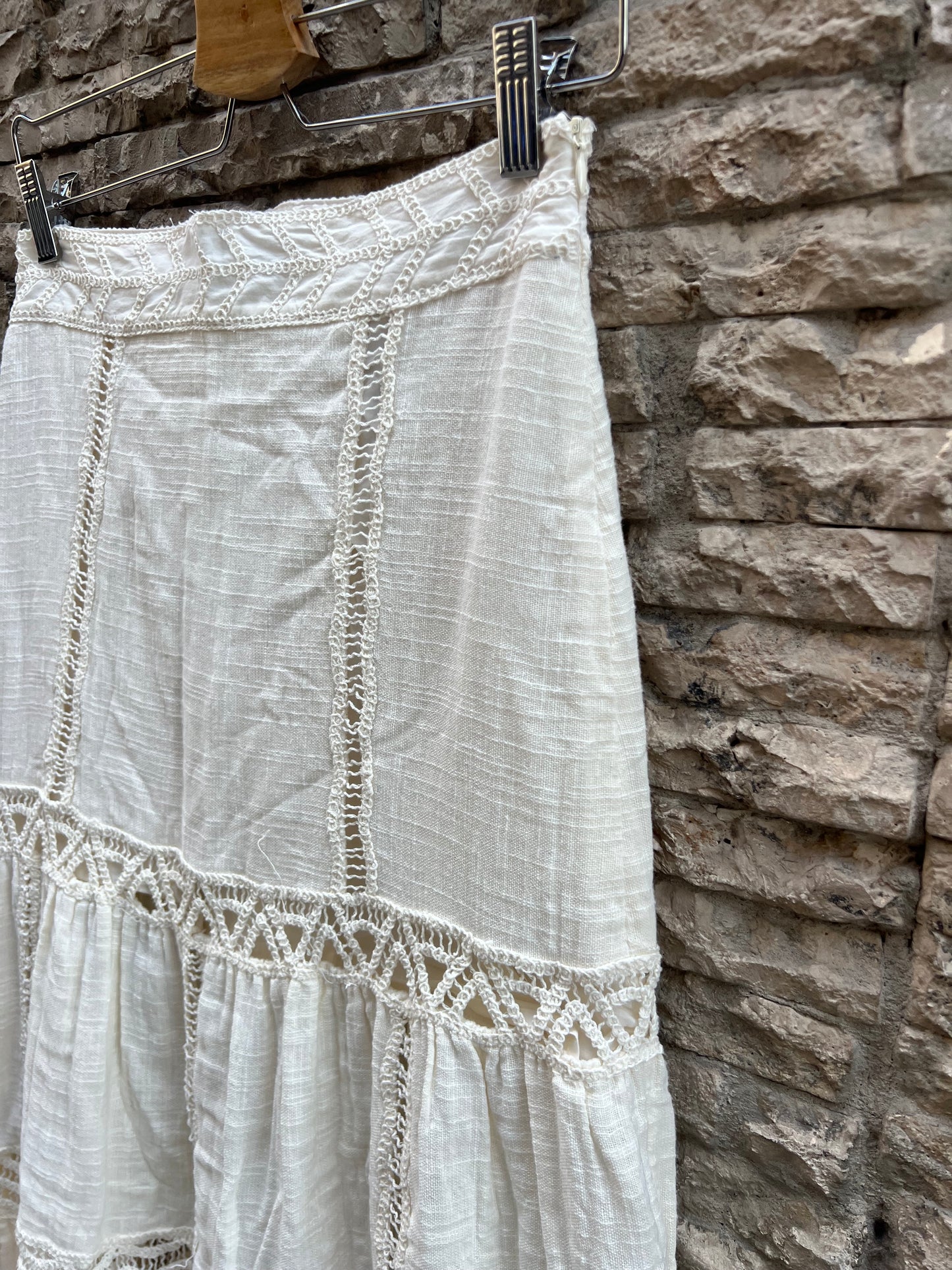 ZARA. Falda larga  encaje beige. T XS