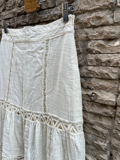 ZARA. Falda larga  encaje beige. T XS