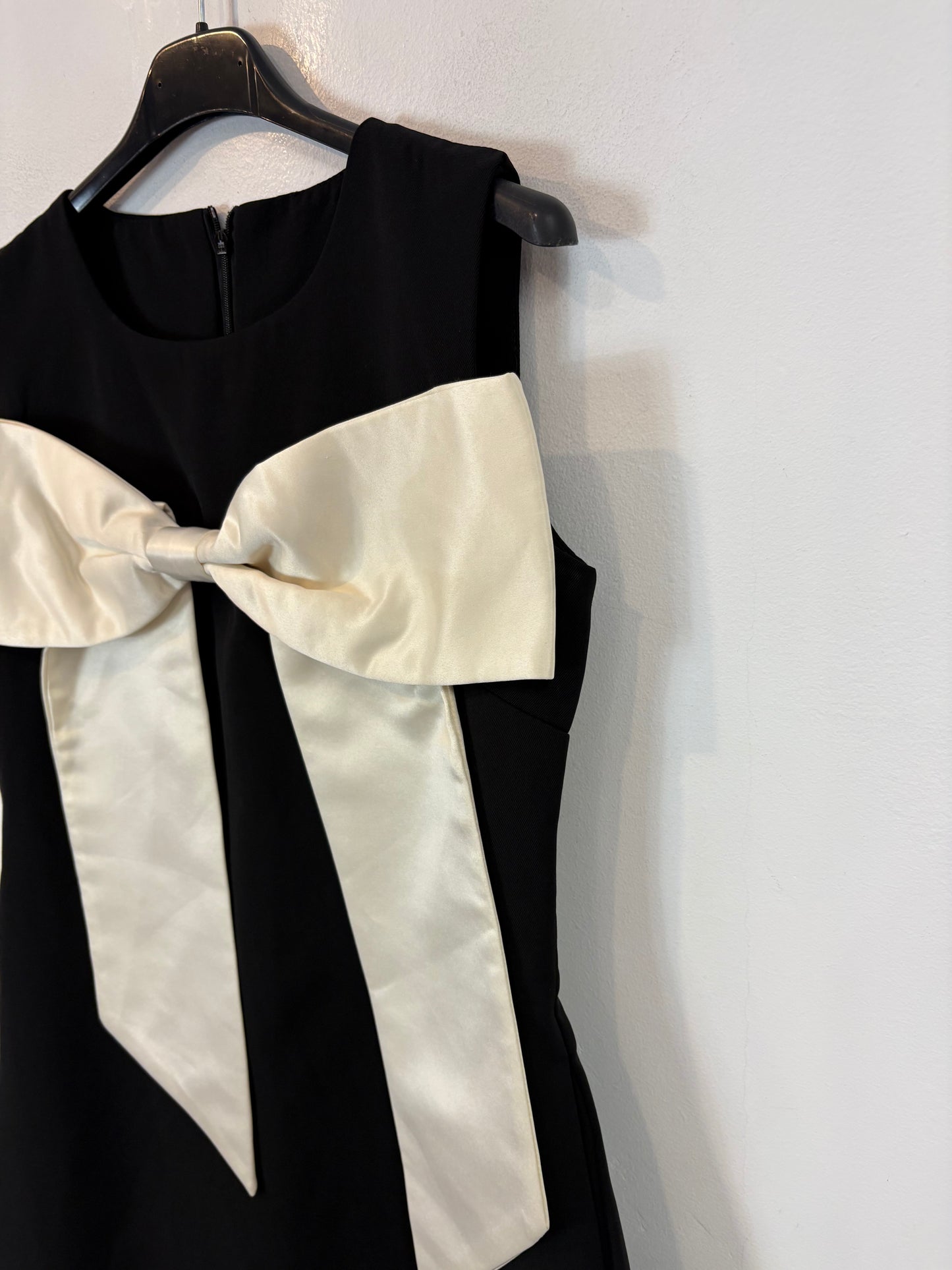 Vestido negro lazada
