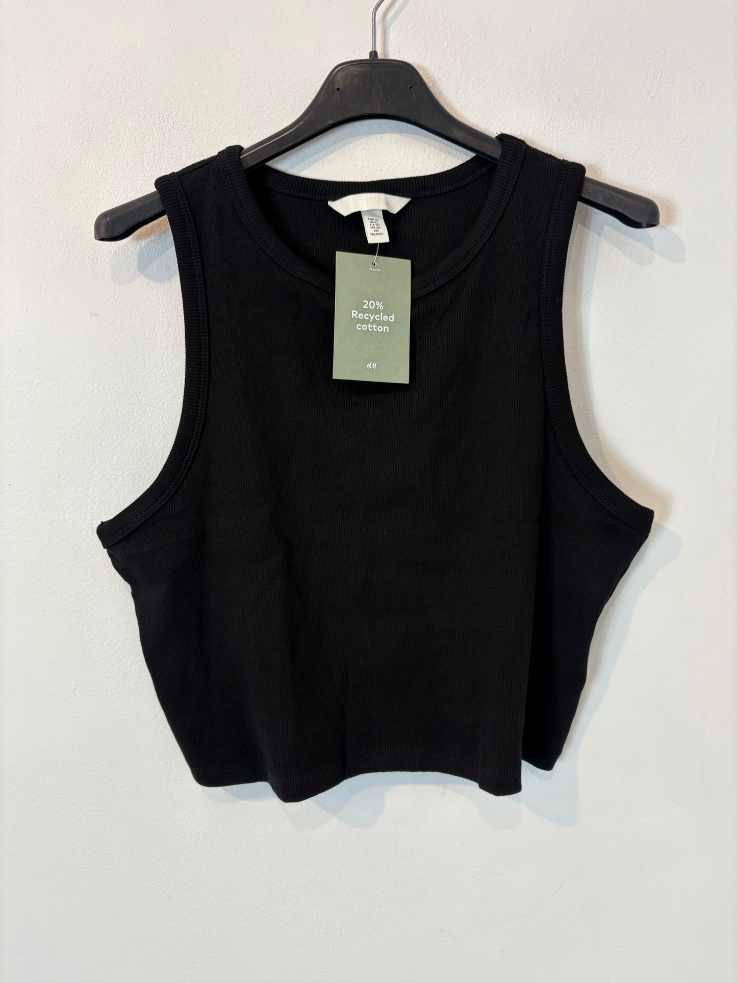 H&M. Top negro canalé