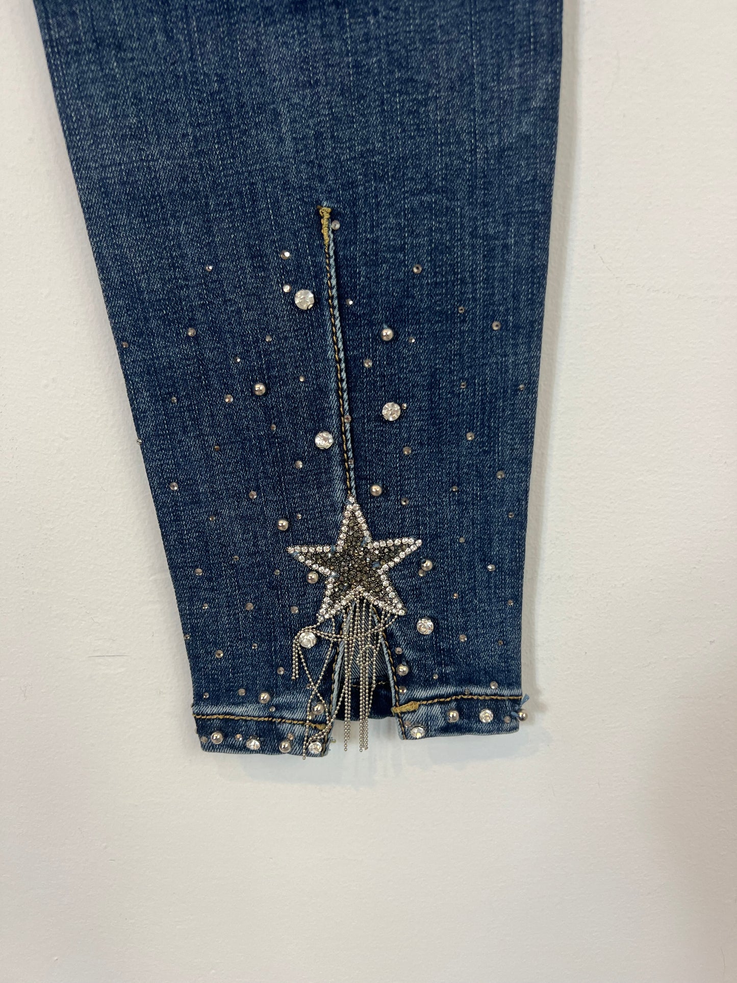 MISS BON BON. Denim pitillo detalle abalorios. T 38