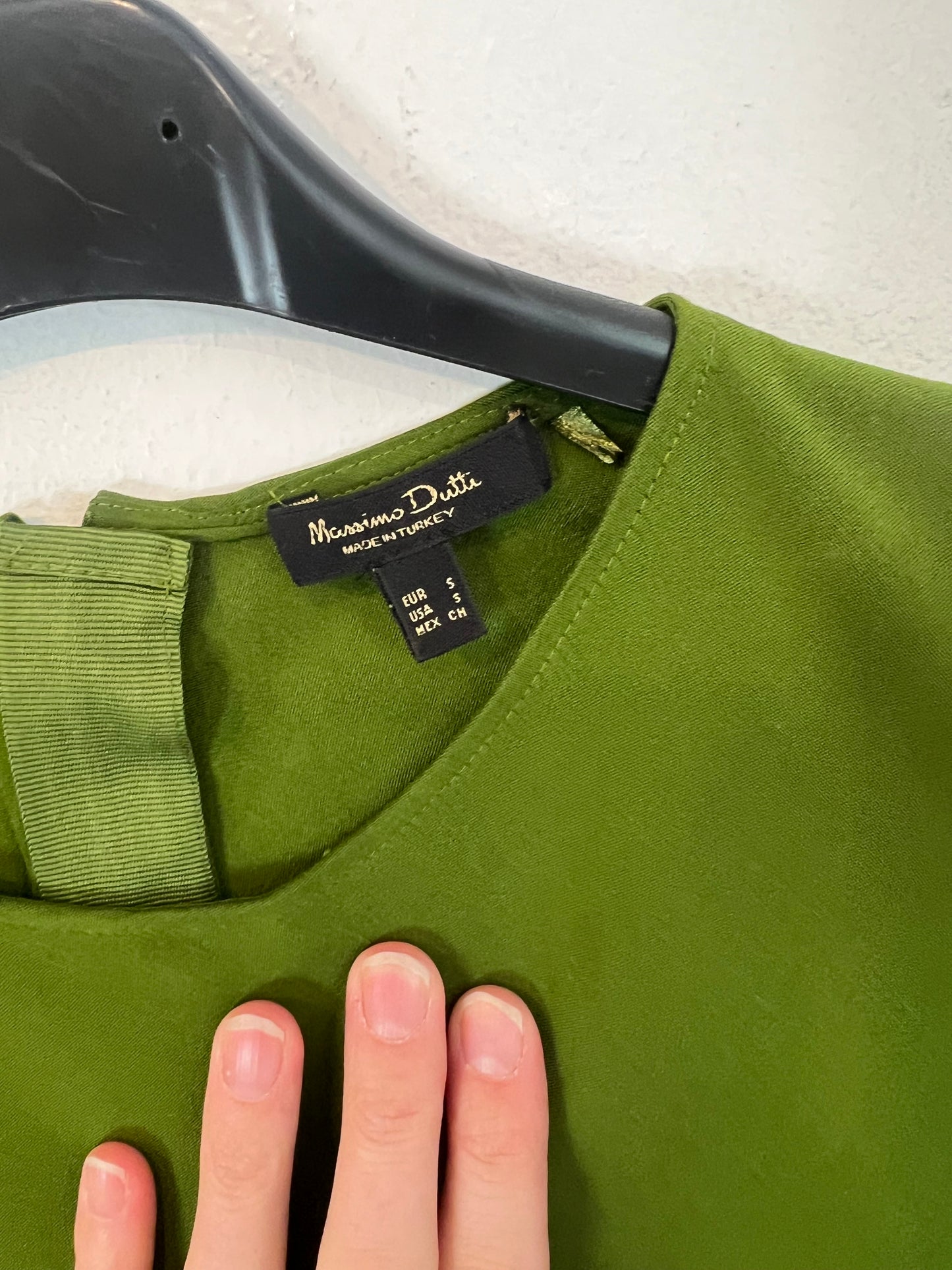 MASSIMO DUTTI. Vestido largo verde T.s