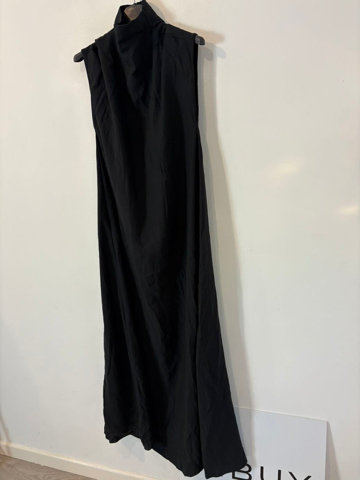 ZARA. Vestido largo negro vuelo