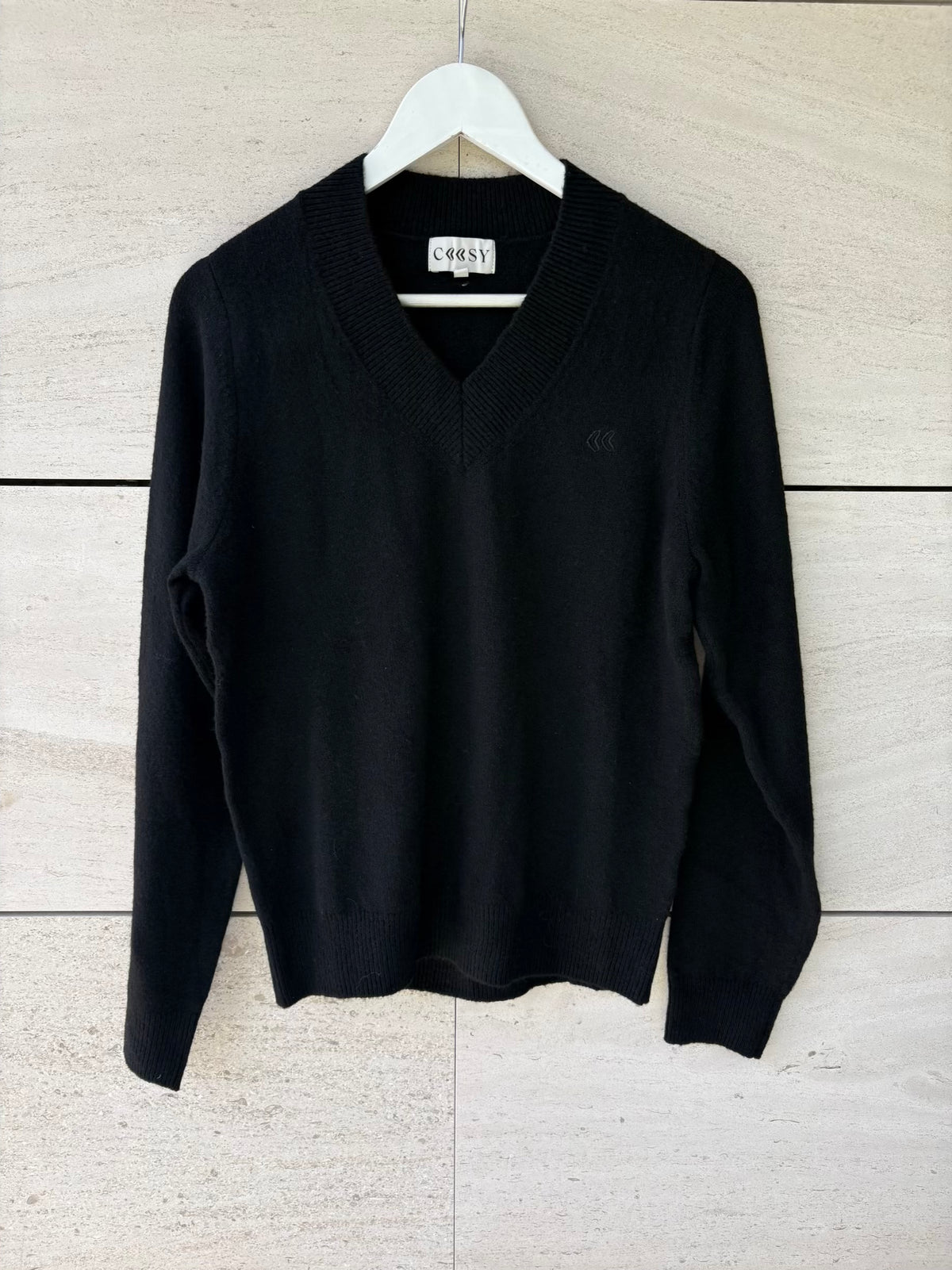 COOSY. Jersey negro cuello pico