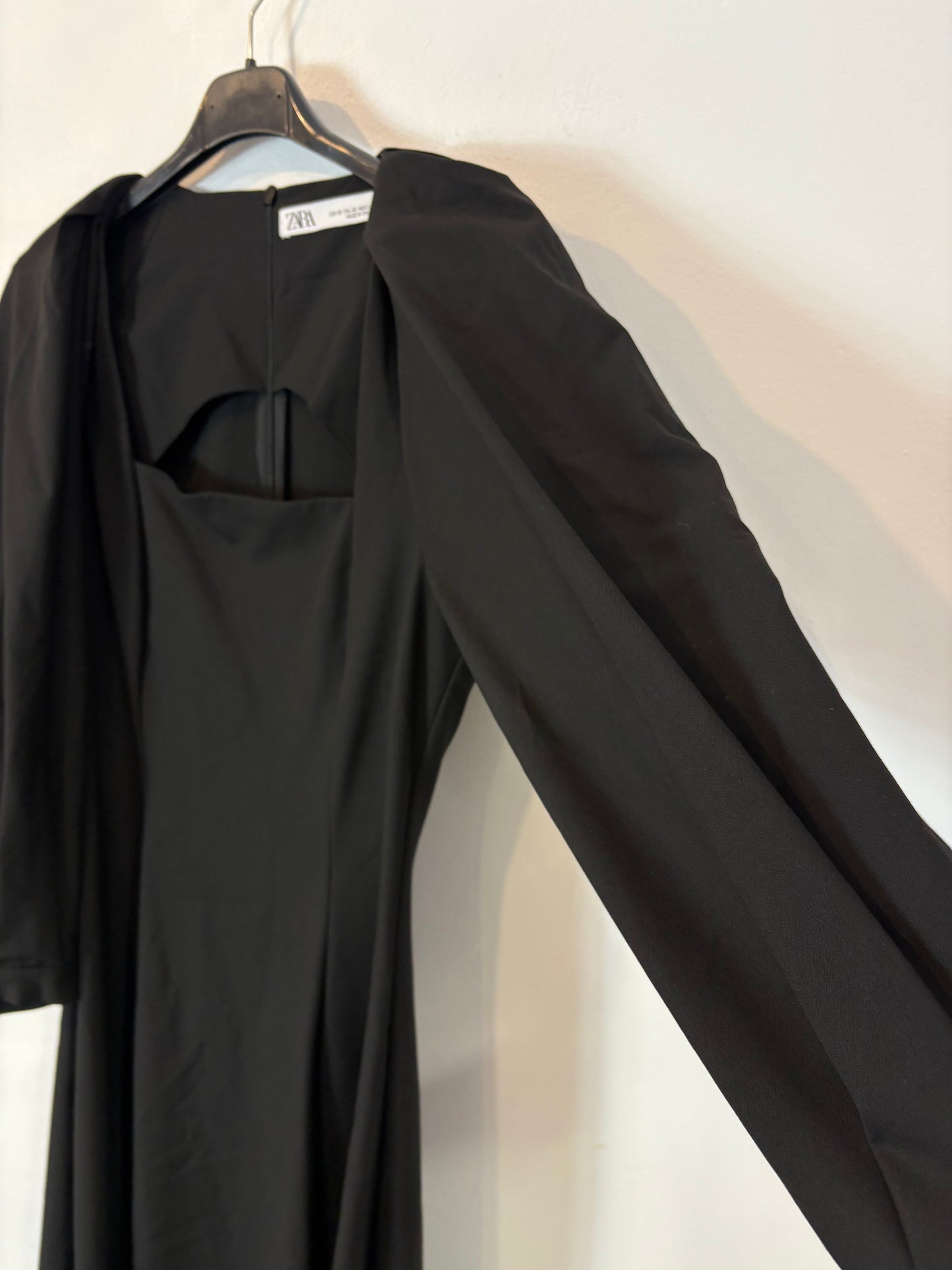 ZARA. Vestido midi  negro detalle escote y manga