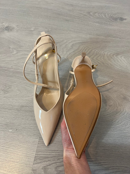 ZARA. Zapato tacón beige charol. T 38