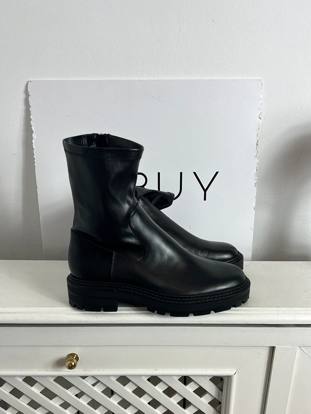 ZARA. Botones negro plataforma . T38