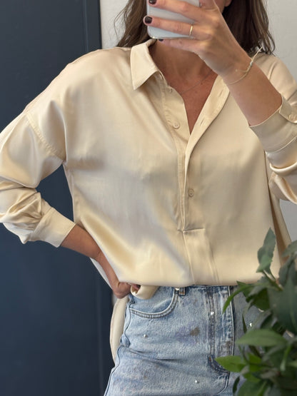 UMO. Blusa beige seda fluida T.38