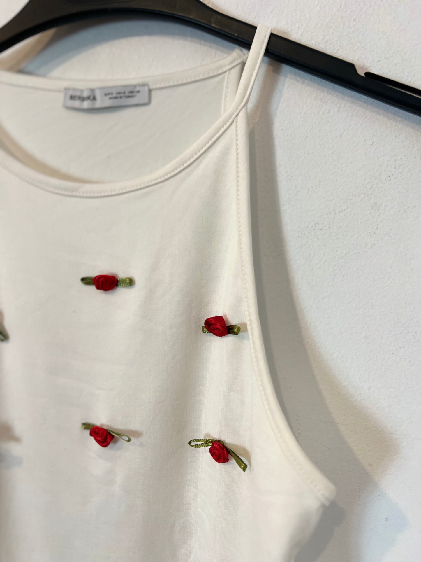 BERSHKA.top blanco flores T.s