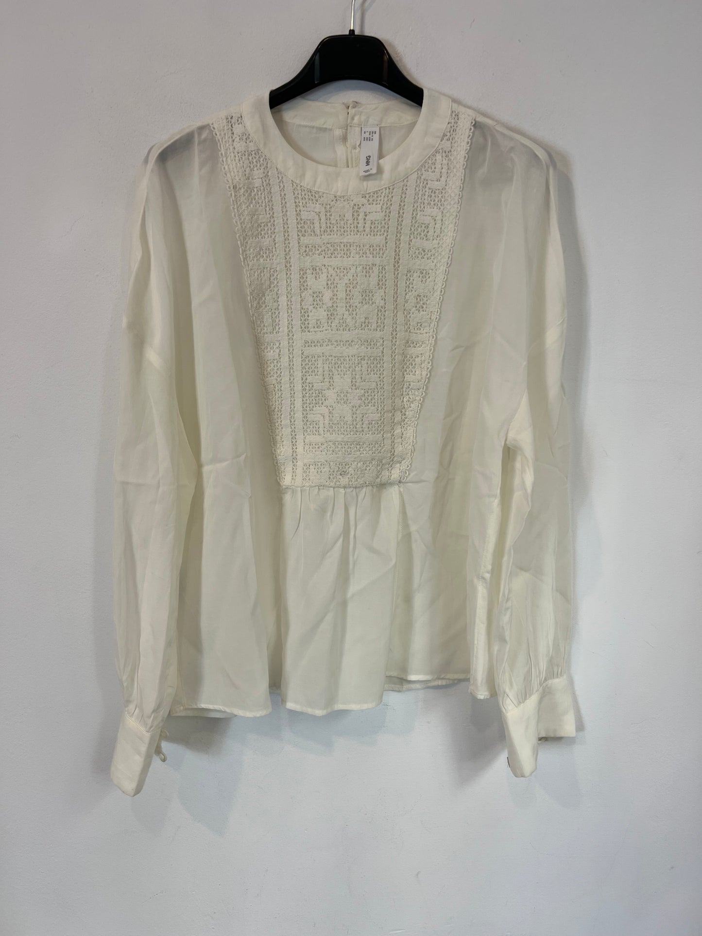 MANGO. Ecru blouse with neckline detail. Size XS