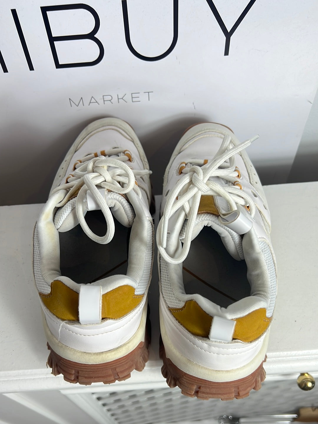 BERSHKA. Zapatillas bicolor  suela gruesa. T 37