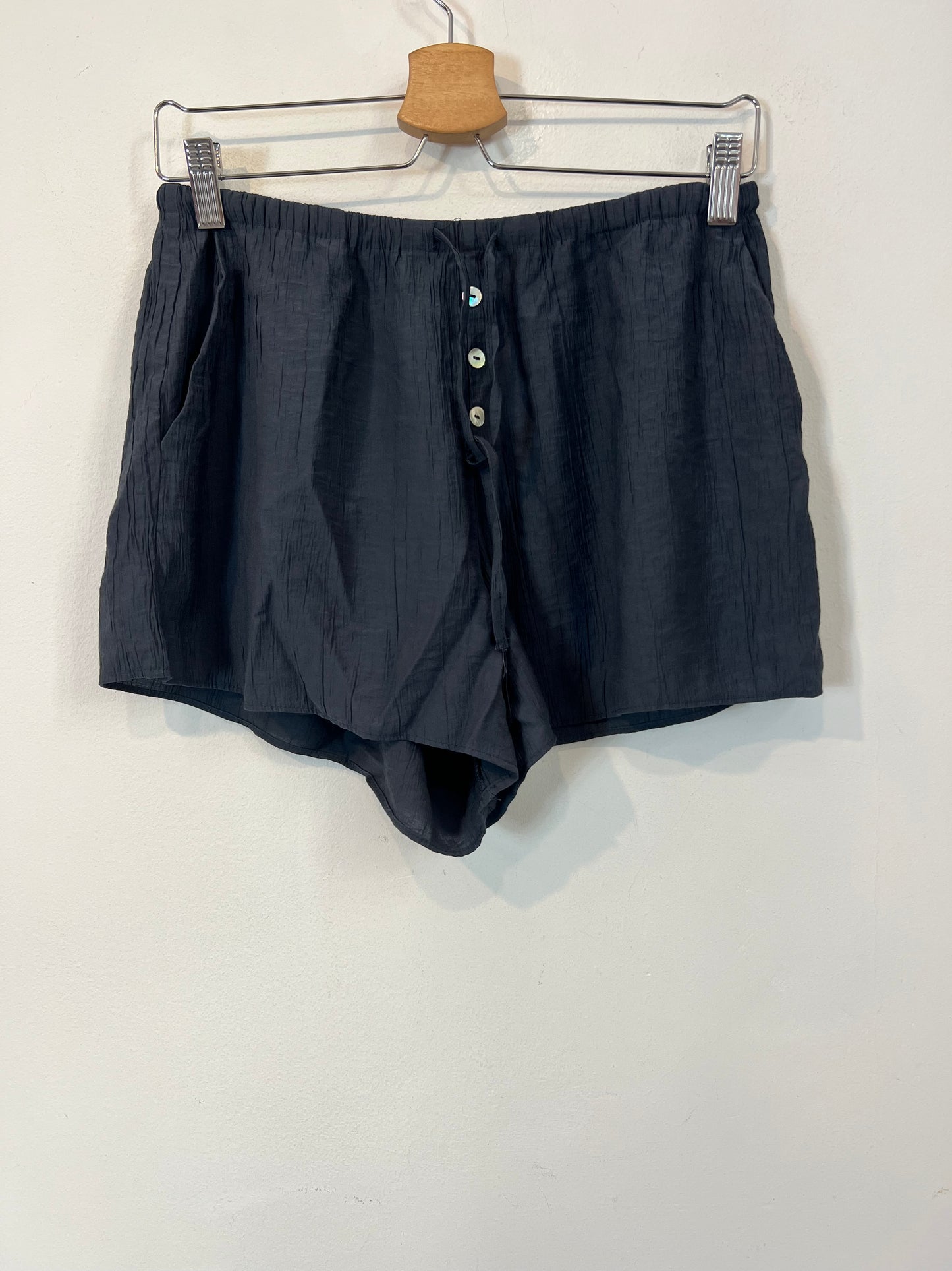 ZARA. Conjunto fluido gris blusa y shorts