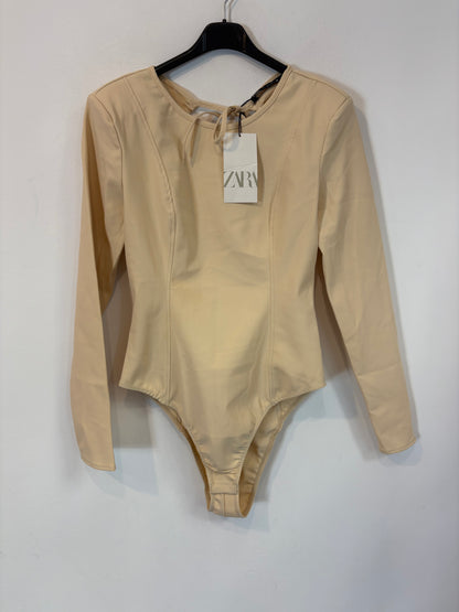 ZARA. Body color crema detalle espalda. T L