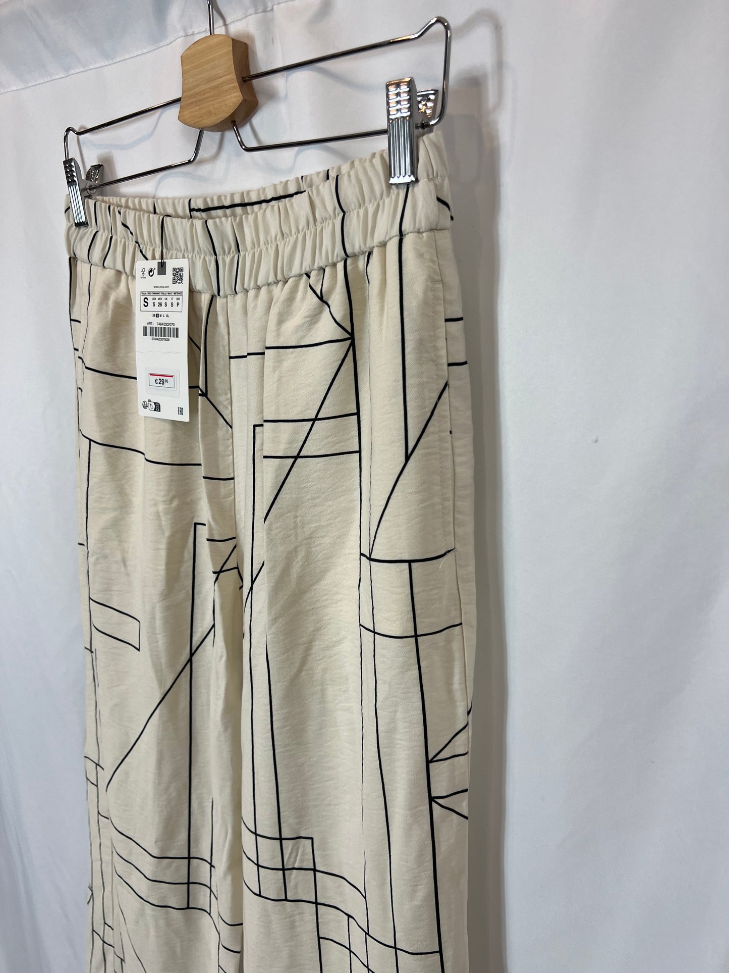 ZARA. Pantalón fluido beige estampado geométrico . T S
