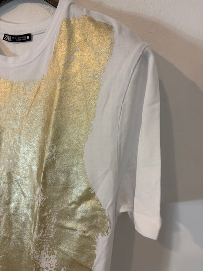 ZARA. Camiseta blanca textura en dorado. T S