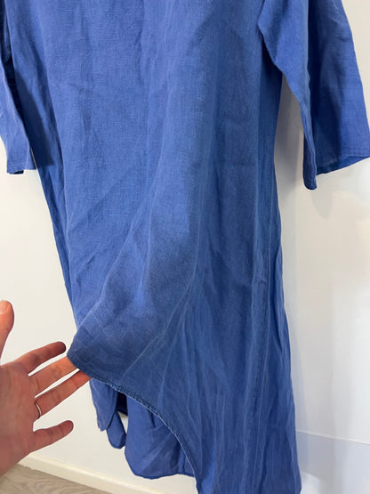 OTRAS. Top lino azul asimétrico. T M/L