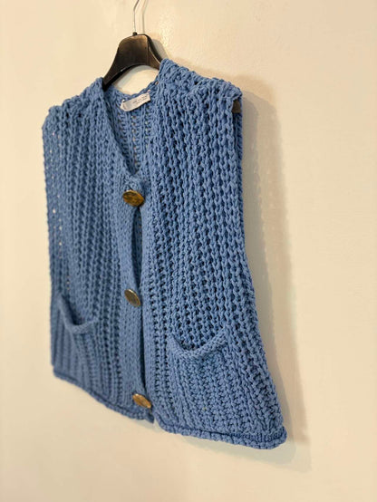 ZARA. Top punto azul botones