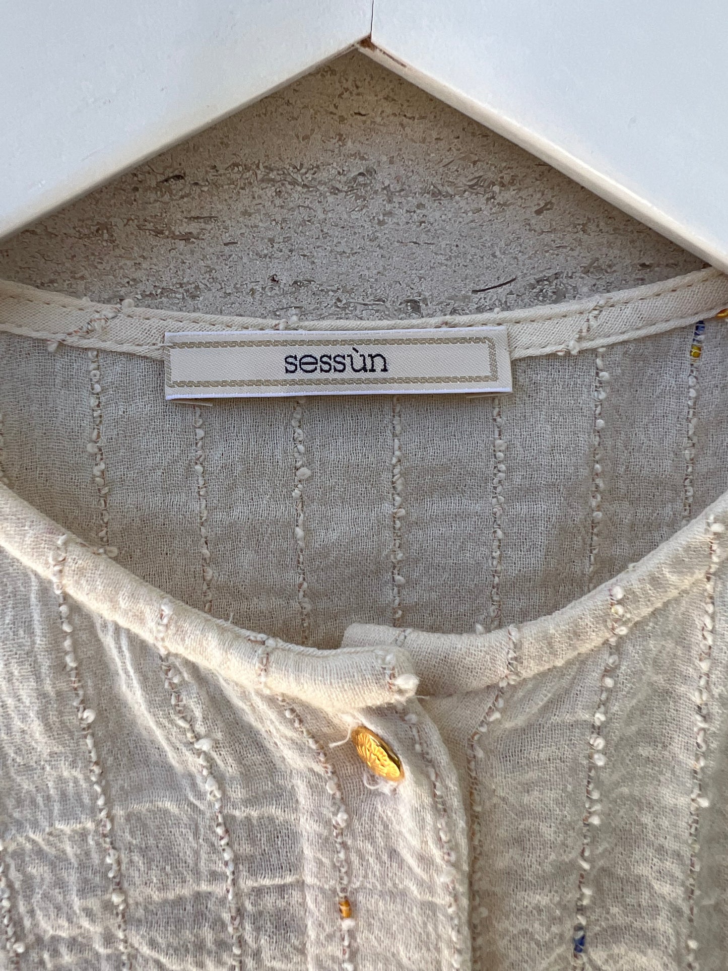 SESSÚN. Vestido beige bordado  T.s