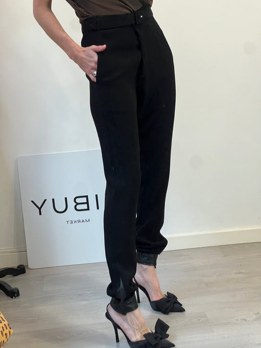 JOSEPH. Pantalón negro fluido detalles en piel