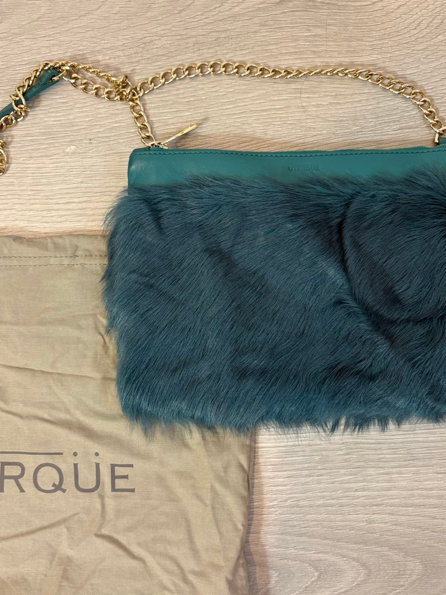 UTERQÜE. Bolso azul turquesa oscuro textura