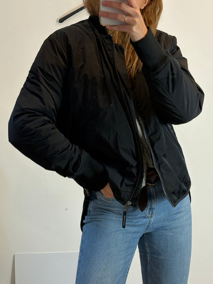 CHEAP MONDAY. Chaqueta negra acolchada