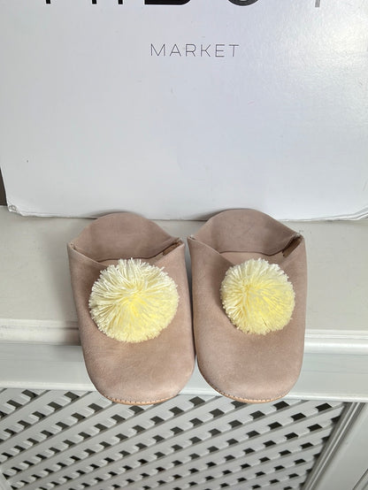 OTRAS. Zapatillas pom pom .T39