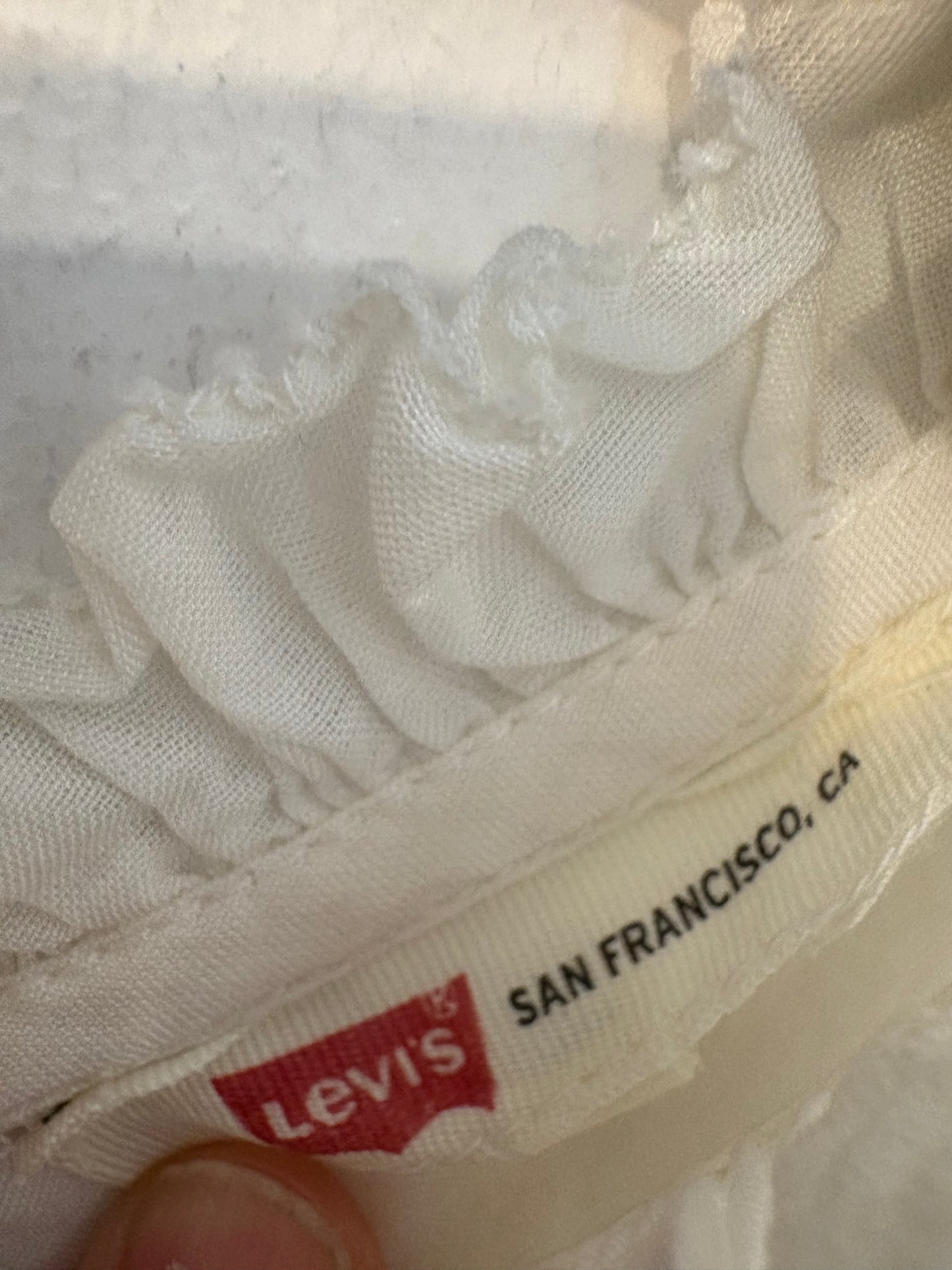 LEVI´S. Blusa blanca bordados