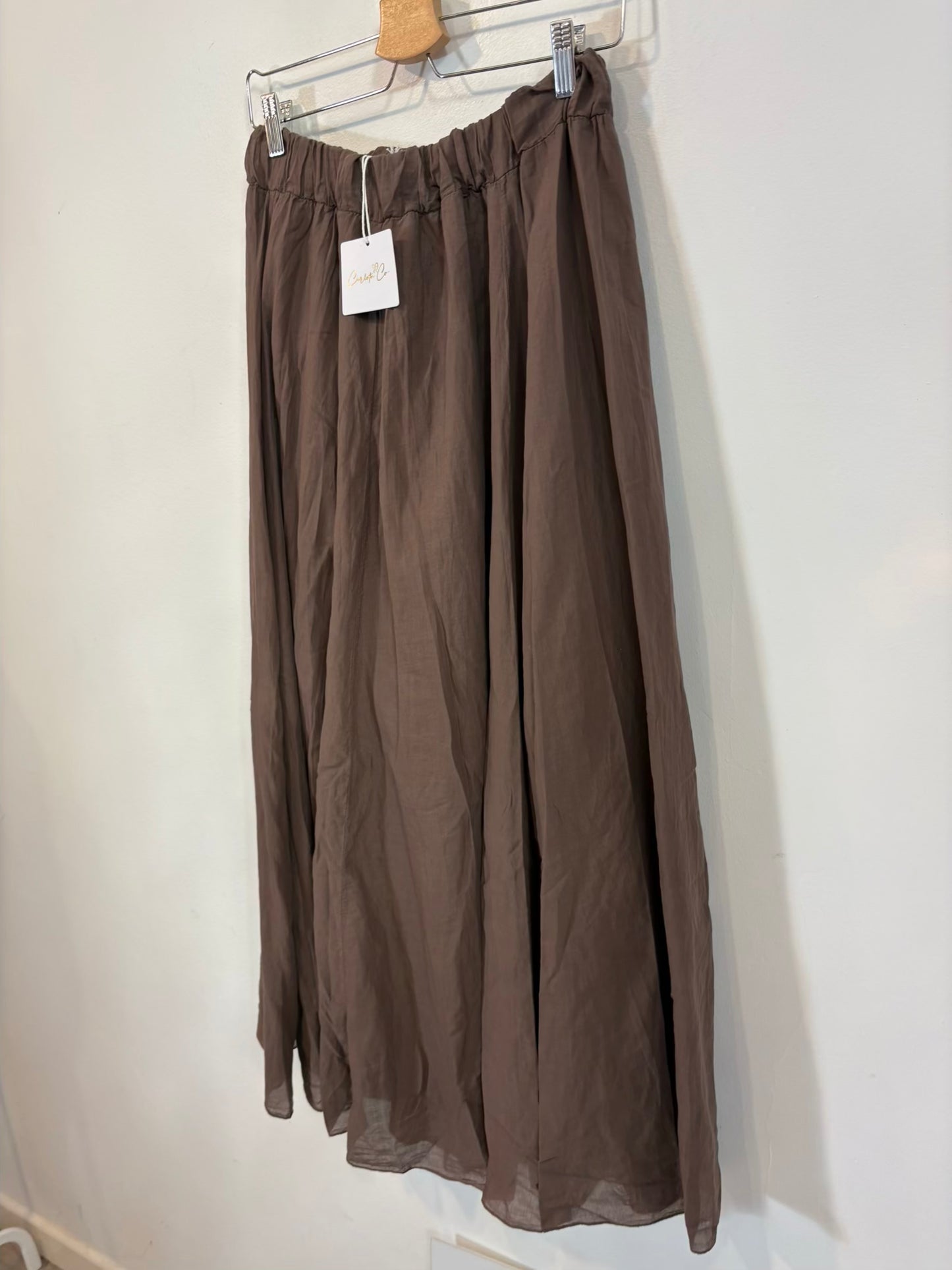 CARLOTA & CO. Falda larga marrón fluida