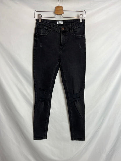 BERHKA. Pantalón negro rotos T.38