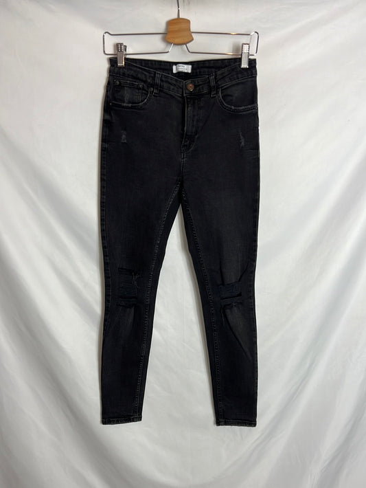 BERHKA. Pantalón negro rotos T.38