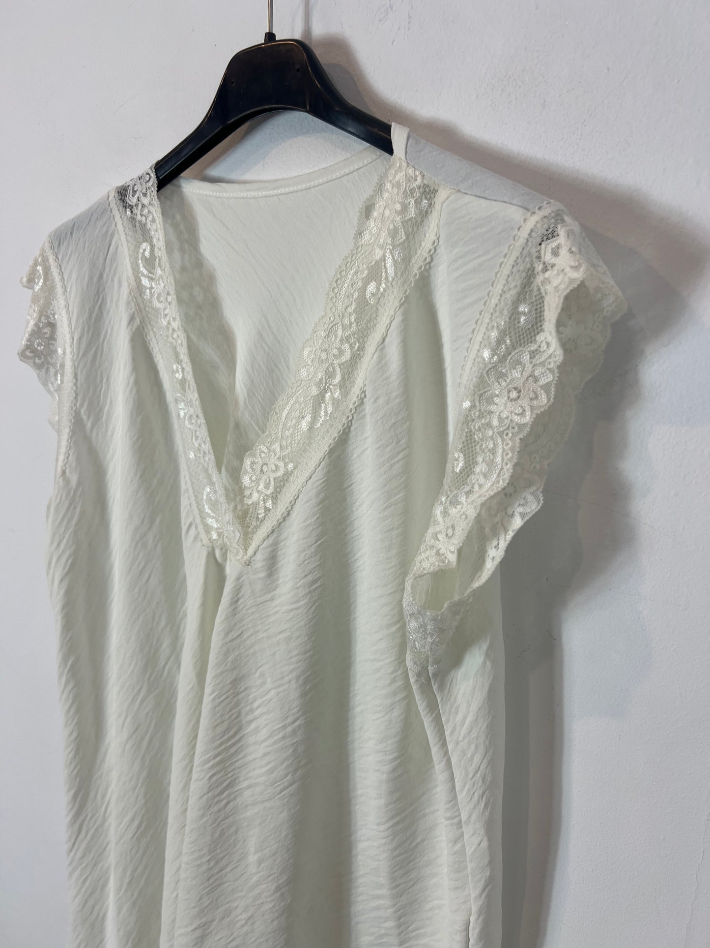 OTRAS. Top  color crudo encaje. T M