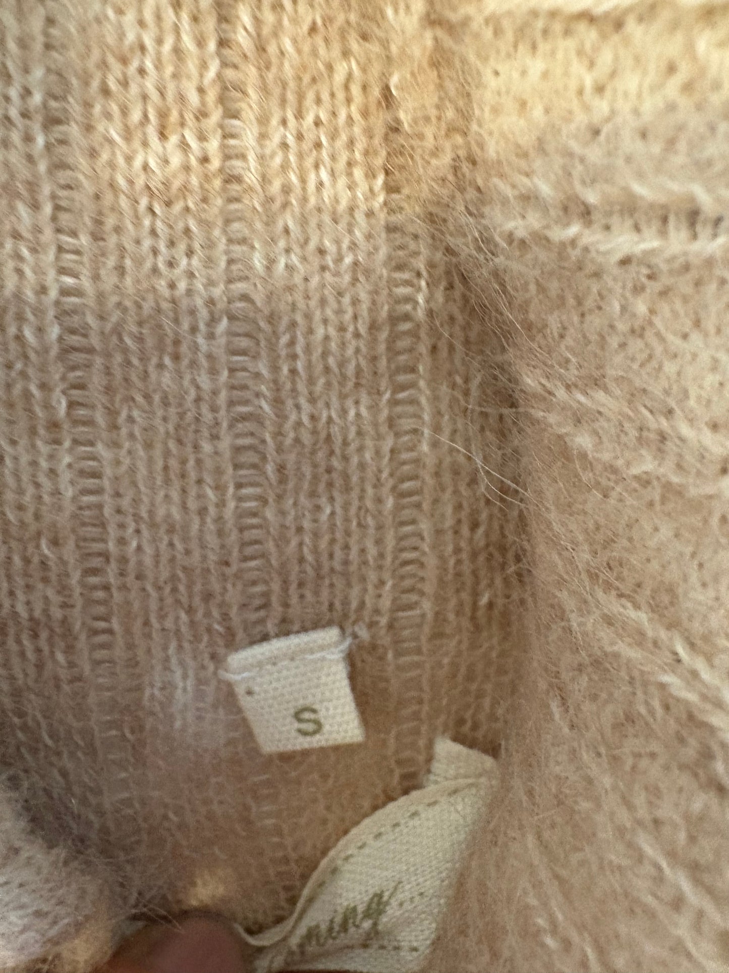 IS COMING. Jersey alpaca beige detalle puños